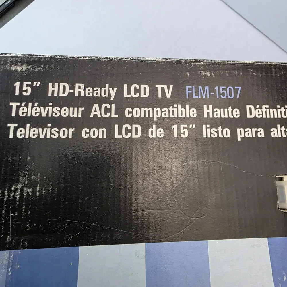 NEW TV POLAROID FLM-1507 HDTV 15” With original remote, power cord and box.